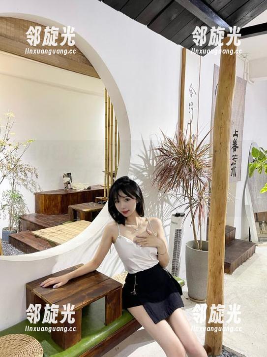 在“黑料社”的官网逛了一圈，心中感叹这广告位儿真繁华，就像街边的摊贩，一闪一闪的...