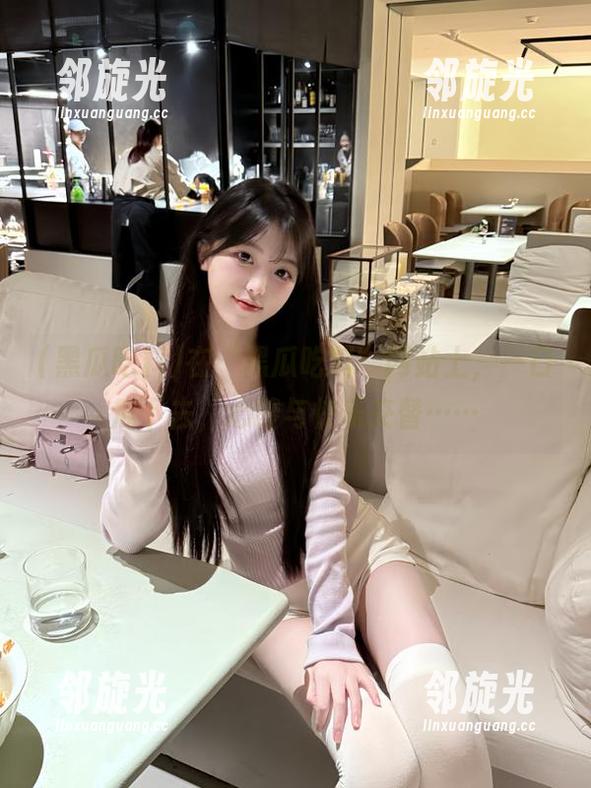 在“黑瓜吃料”网站上，一口瓜下去，心酸与快乐交替……